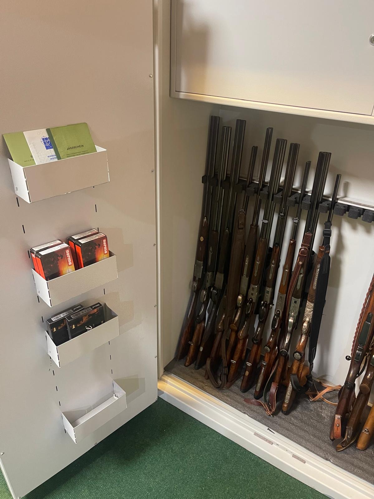 Geöffneter Waffenschrank mit Langwaffen und Munition