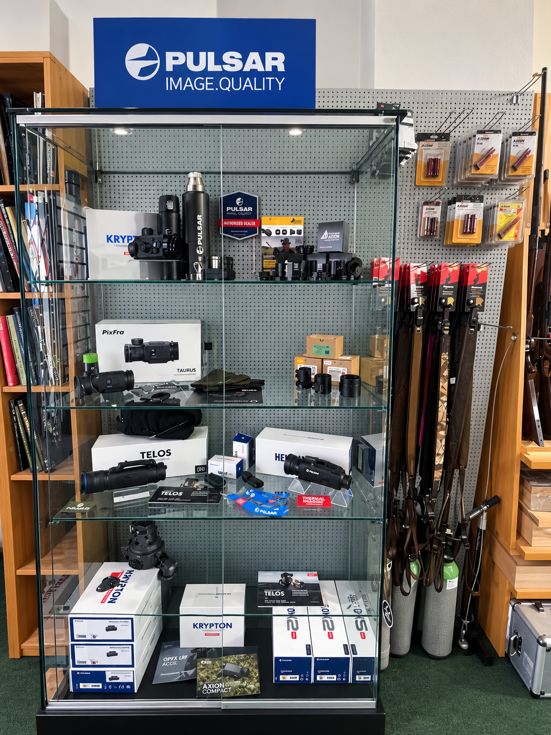Vitrine mit Wärmebild- und Nachtsichttechnik im Geschäft