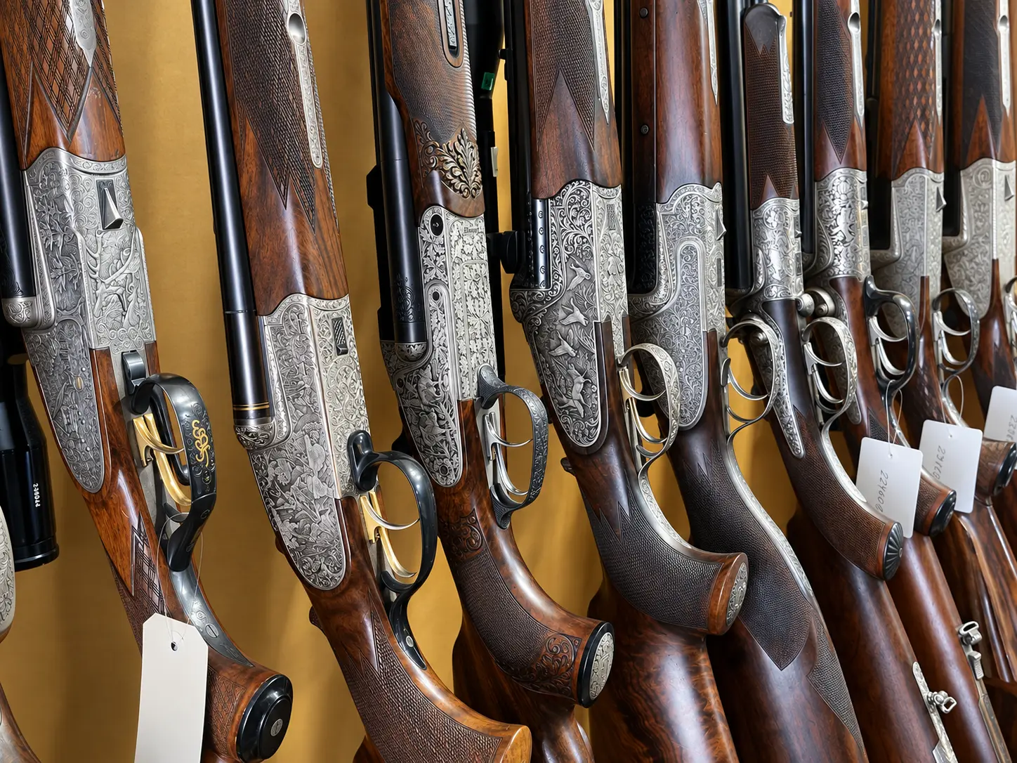 Gravierte Bockflinten und Drillinge nebeneinander – Systemkästen, Abzüge und Schäfte